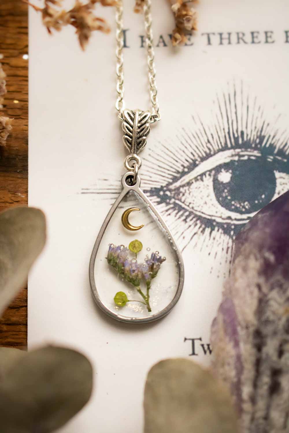 Pendentif fleuri en résine Brindille nocturne avec chaîne argentée