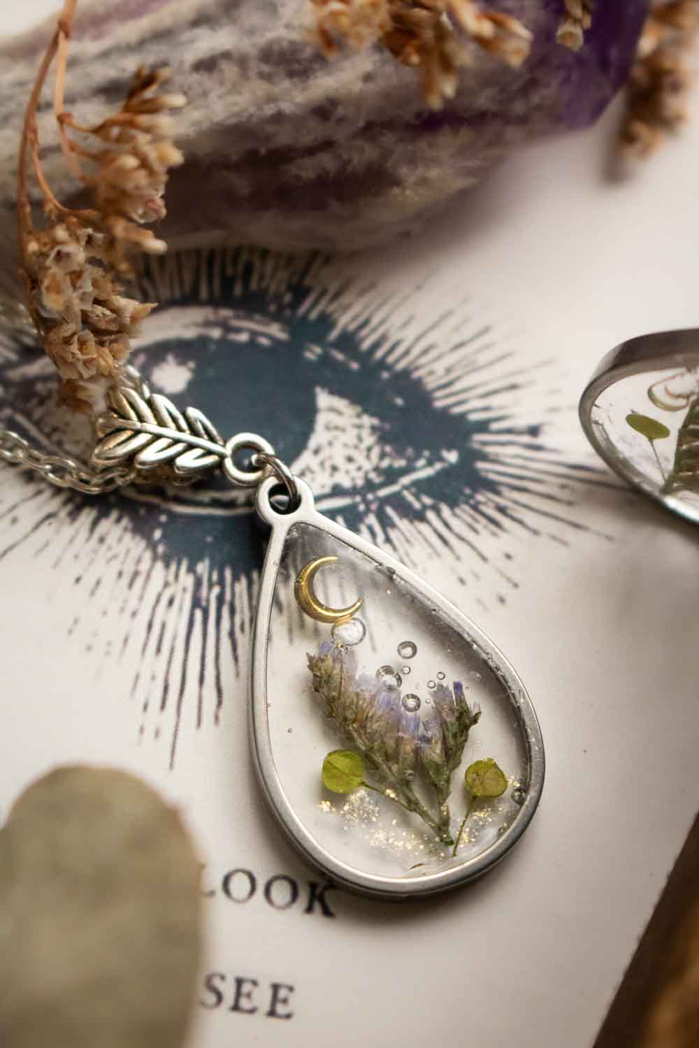 Pendentif fleuri en résine Brindille nocturne avec chaîne argentée