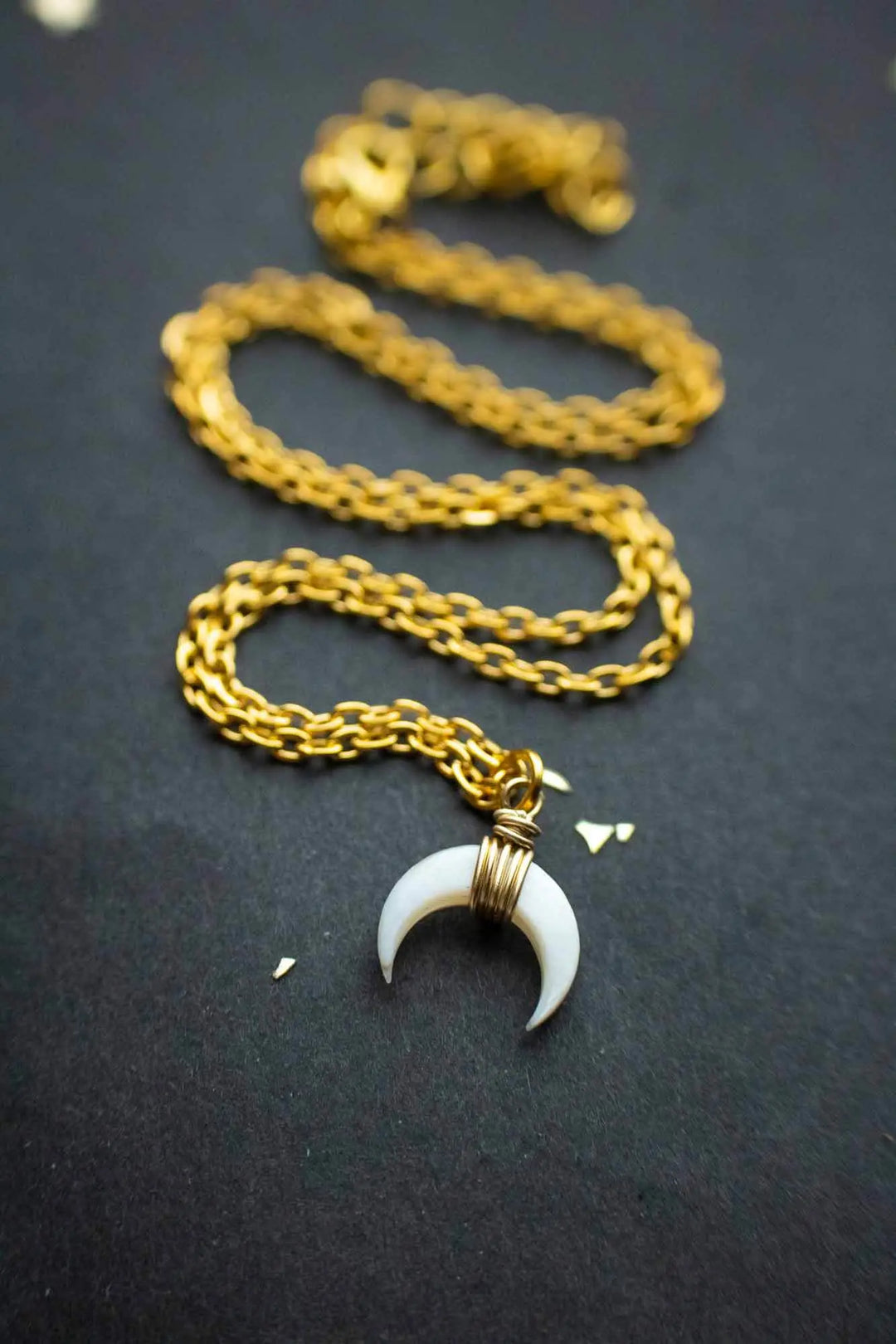 Collier pendentif en Lune de Nacre doré ou argenté lunamanashop