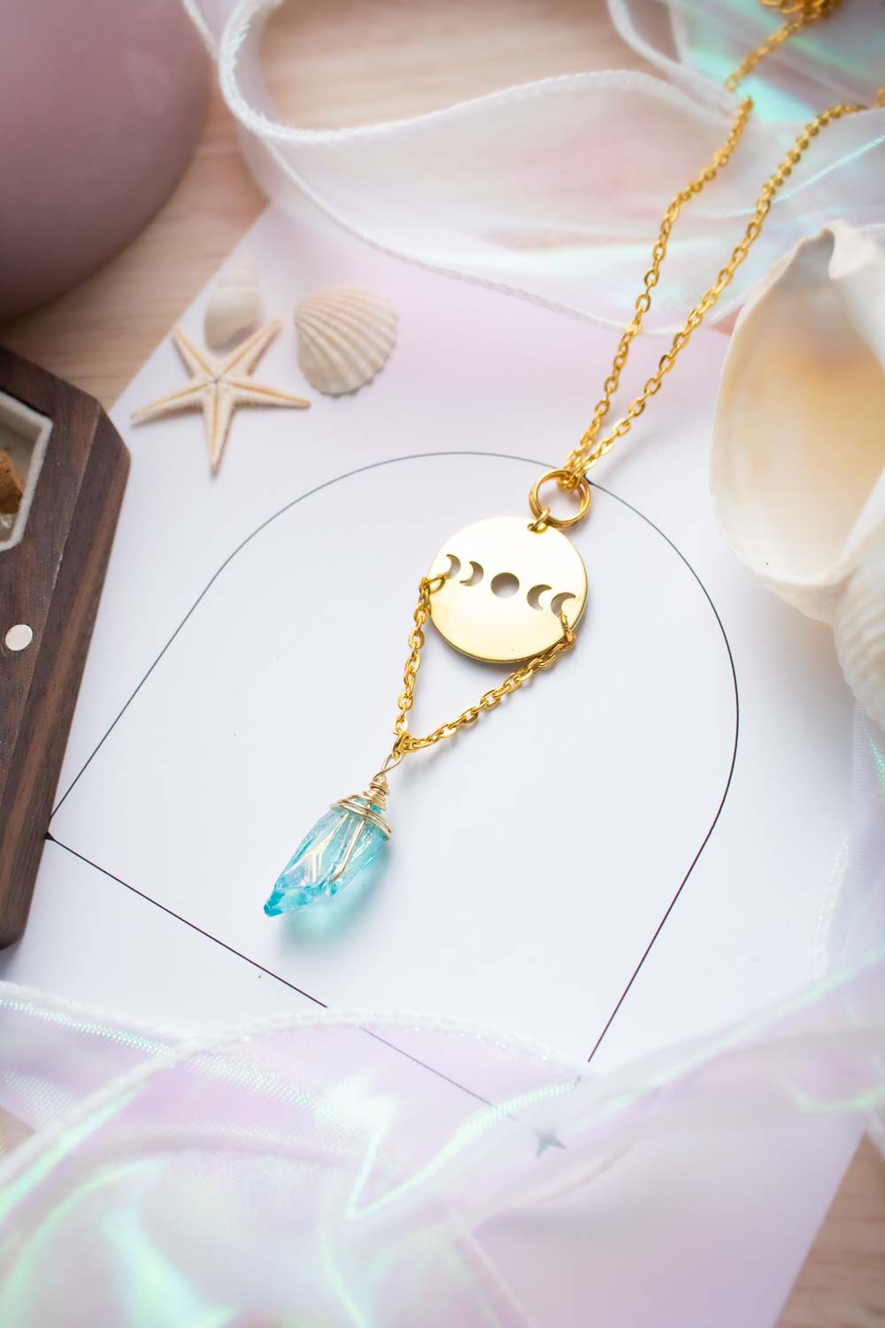 Pendentif Lunaë Cristalline - Cycle lunaire en laiton et quartz bleuté lunamanashop
