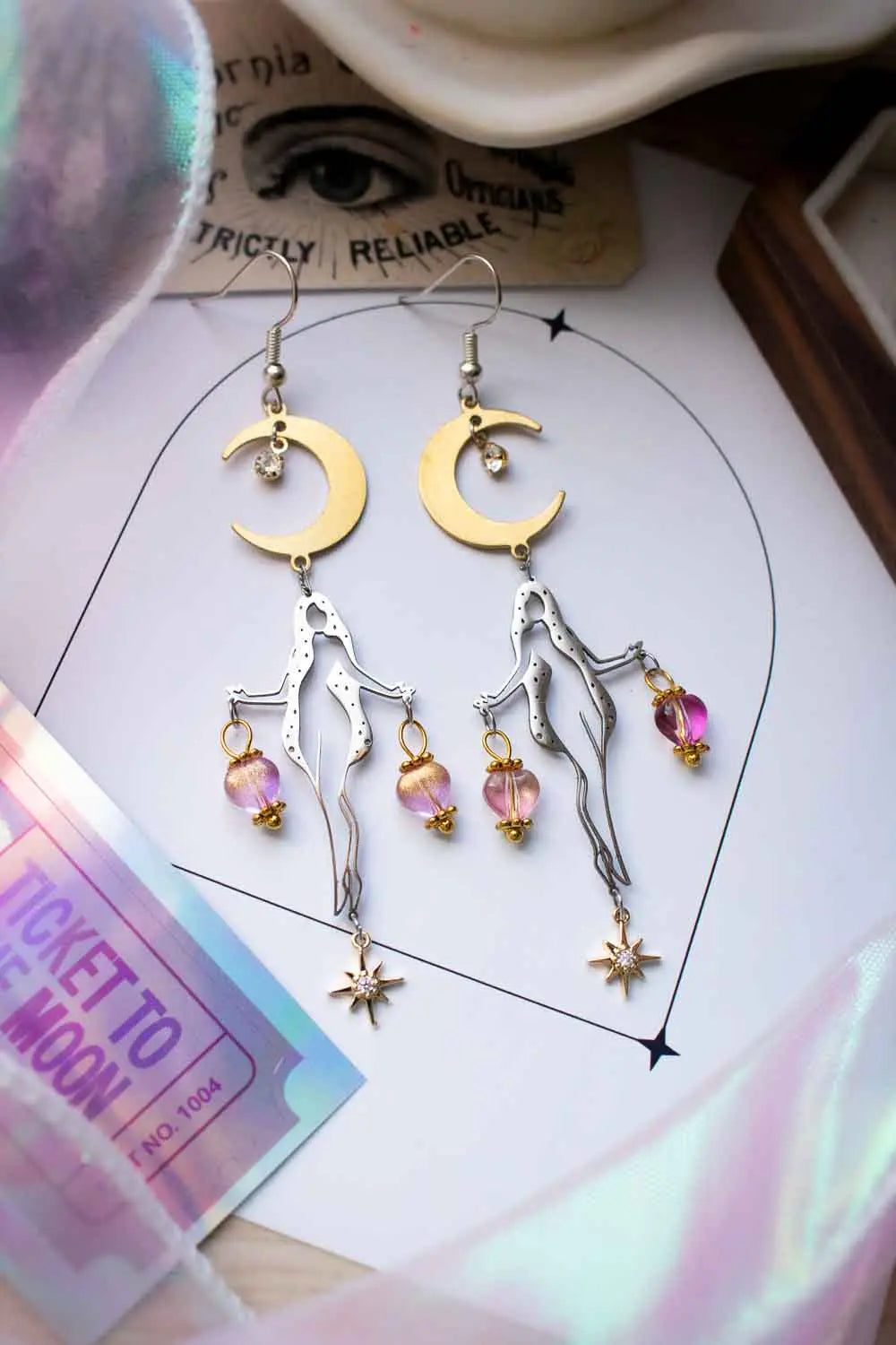 Boucles d'oreilles Gardienne céleste - Silhouette féminine sous lune dorée lunamanashop