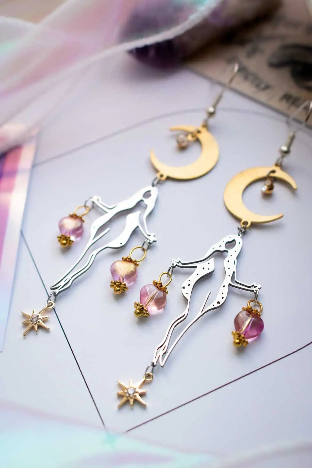 Boucles d'oreilles Gardienne céleste - Silhouette féminine sous lune dorée lunamanashop