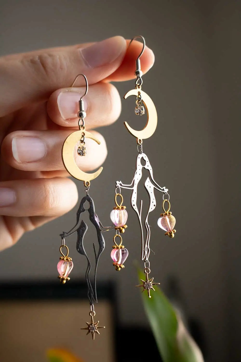 Boucles d'oreilles Gardienne céleste - Silhouette féminine sous lune dorée lunamanashop