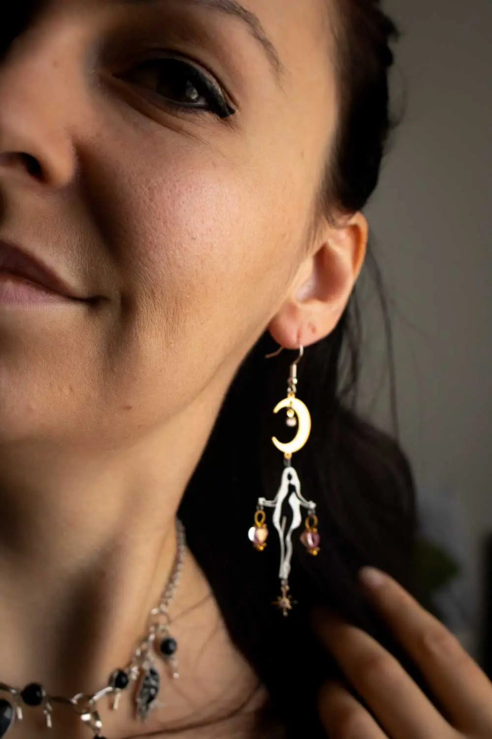 Boucles d'oreilles Gardienne céleste - Silhouette féminine sous lune dorée lunamanashop