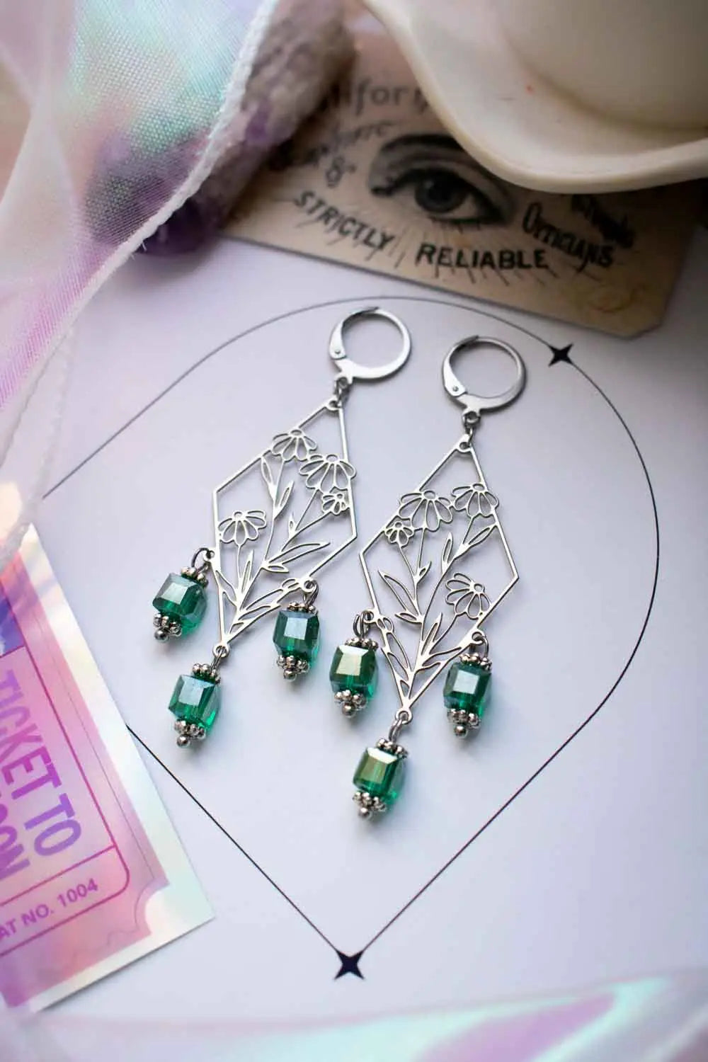Boucles d'oreilles Murmure printanier - Dormeuses argentées à pampilles vertes lunamanashop