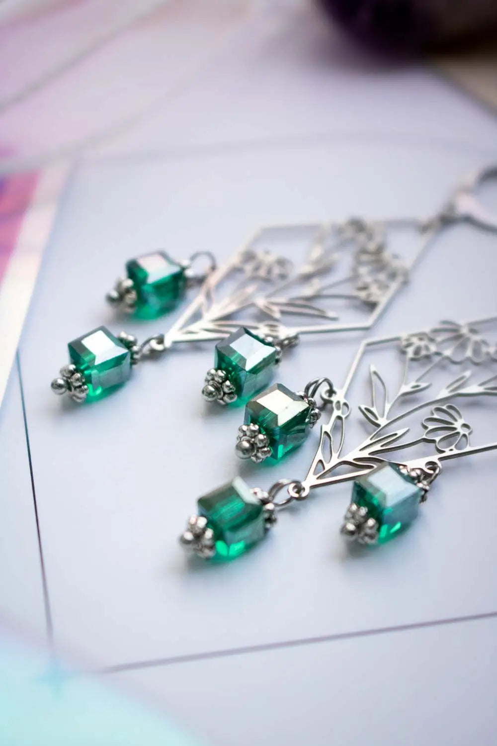 Boucles d'oreilles Murmure printanier - Dormeuses argentées à pampilles vertes lunamanashop