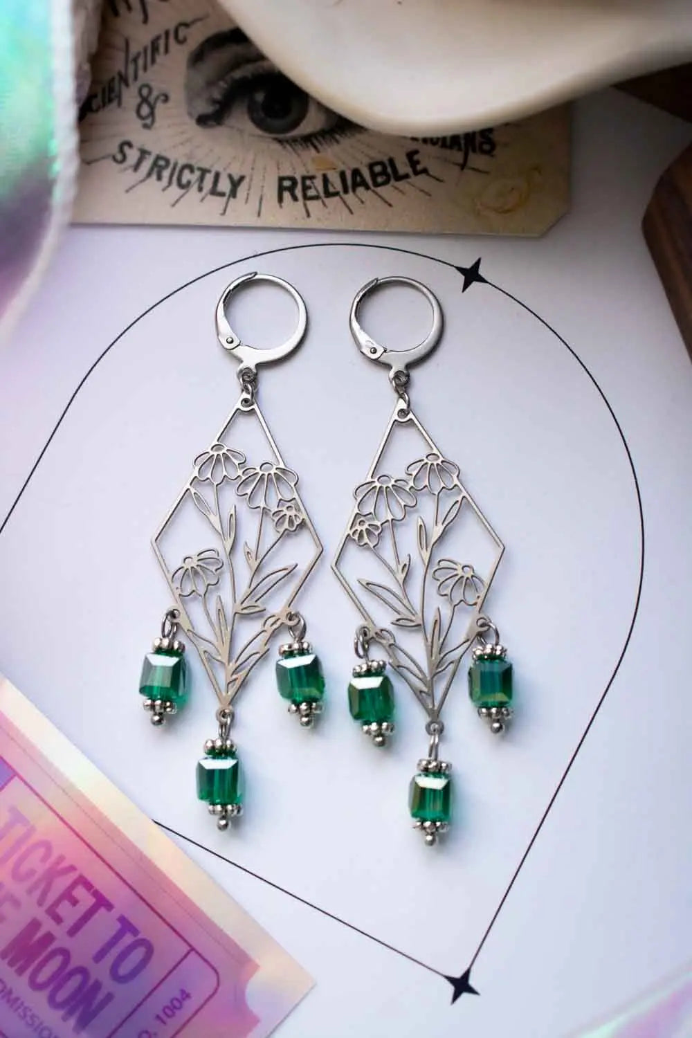 Boucles d'oreilles Murmure printanier - Dormeuses argentées à pampilles vertes lunamanashop