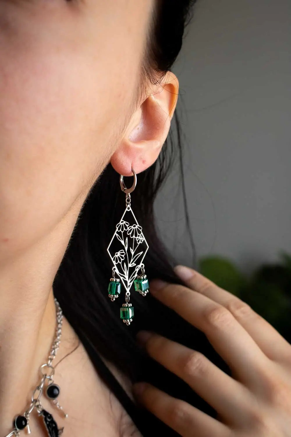 Boucles d'oreilles Murmure printanier - Dormeuses argentées à pampilles vertes lunamanashop