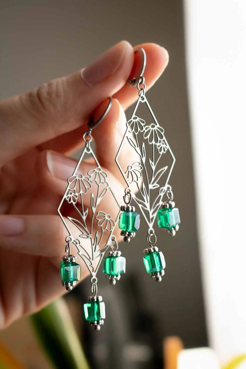 Boucles d'oreilles Murmure printanier - Dormeuses argentées à pampilles vertes lunamanashop