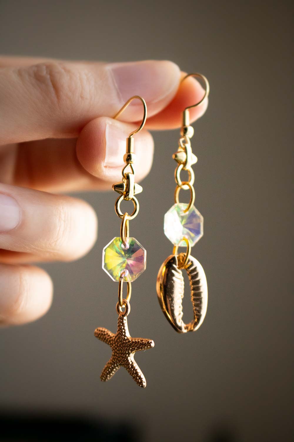 Boucles d'oreilles Échos océaniques - Asymétriques dorées avec cristaux lunamanashop