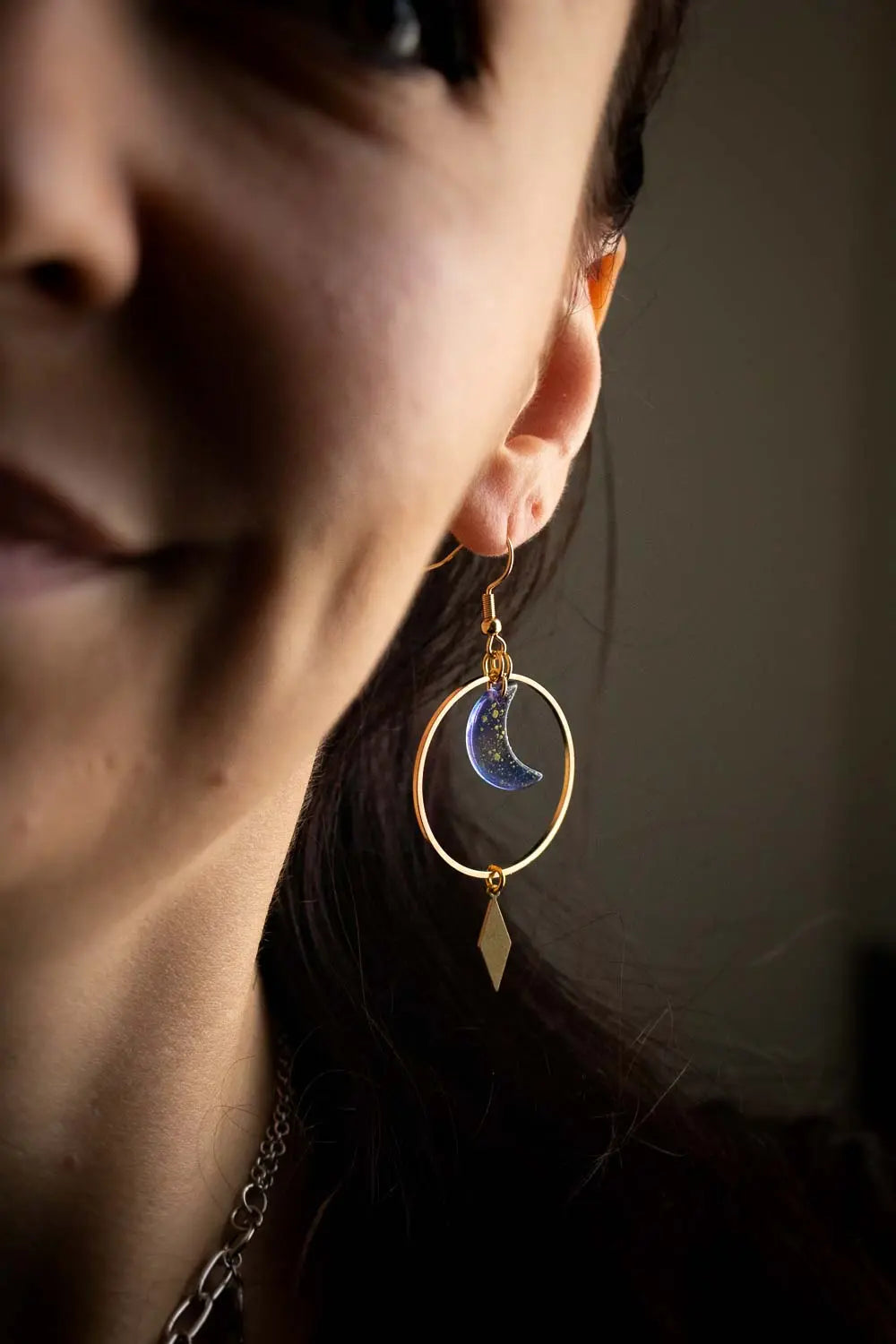 Boucles d'oreilles Équilibre lunaire - Asymétriques dorées et bleutées lunamanashop