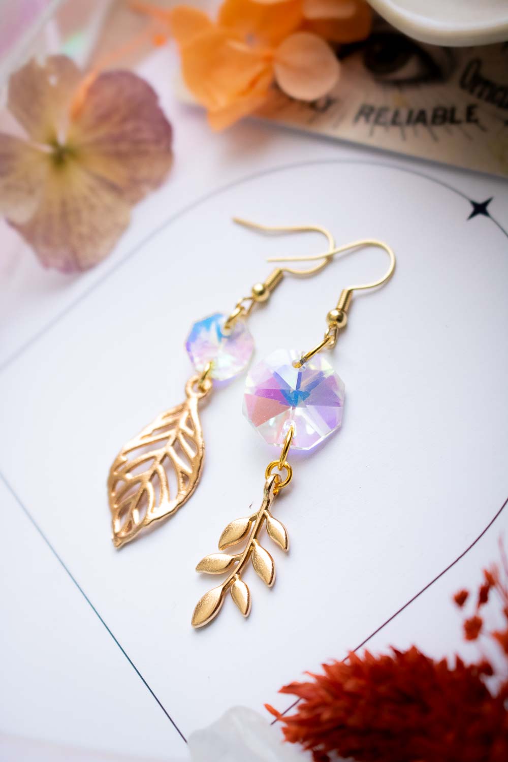 Boucles d'oreilles Duo sylvestre - Cristaux de verre et motifs botaniques dorés lunamanashop