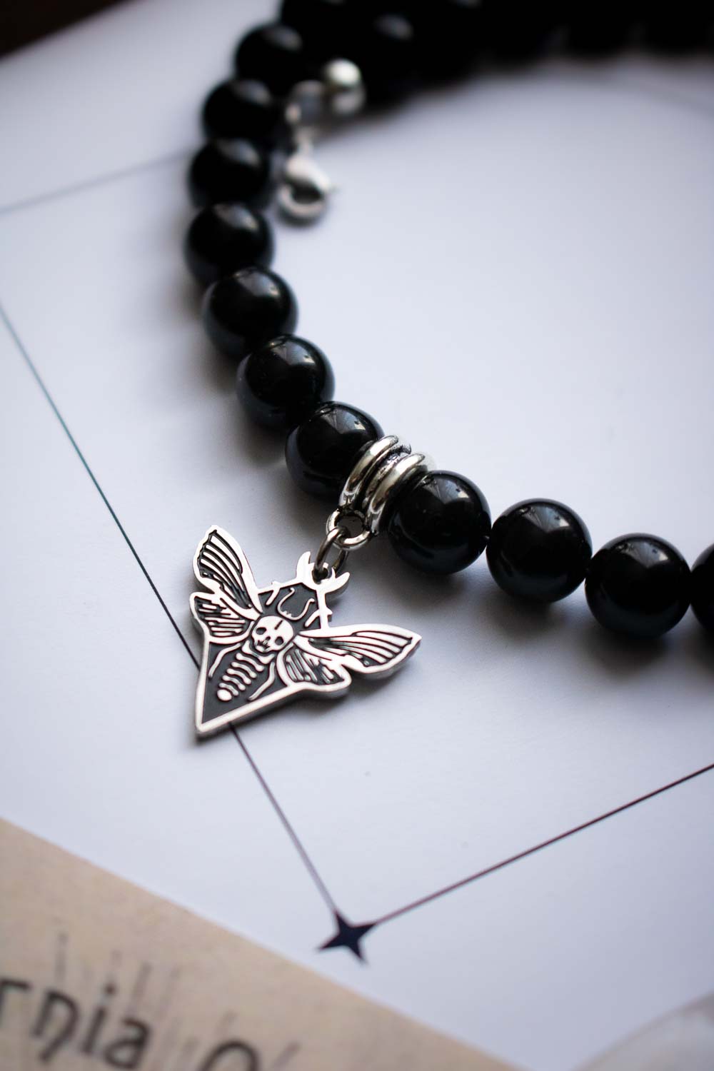 Collier Envol nocturne - Obsidienne noire et papillon sphinx lunamanashop