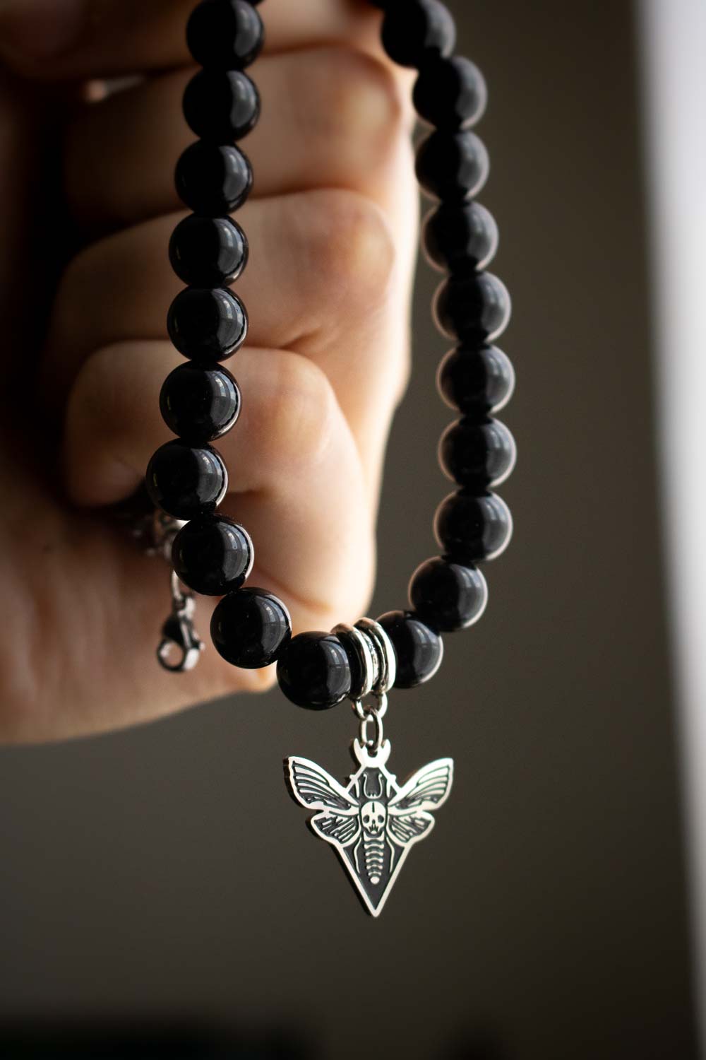 Collier Envol nocturne - Obsidienne noire et papillon sphinx lunamanashop