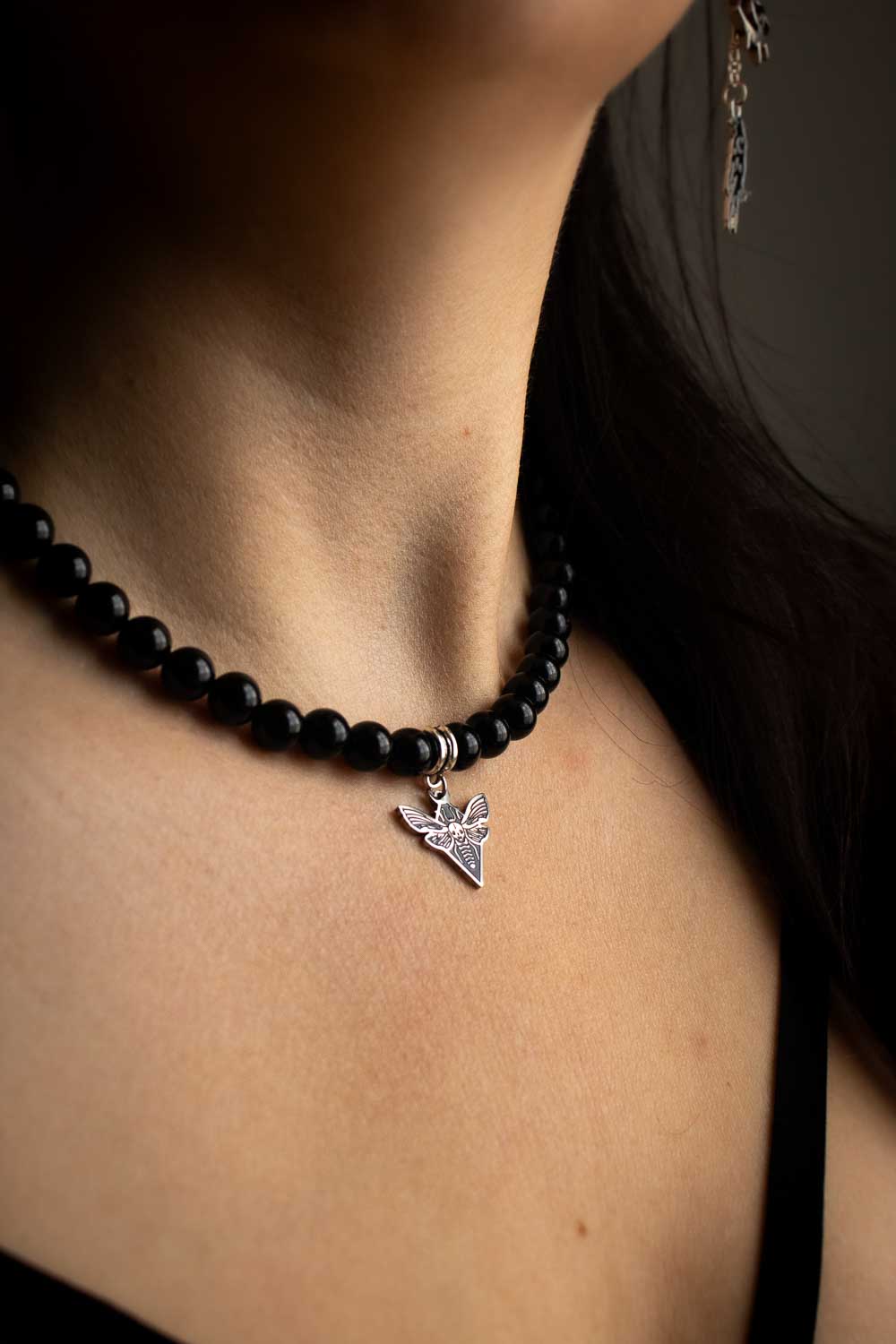 Collier Envol nocturne - Obsidienne noire et papillon sphinx lunamanashop