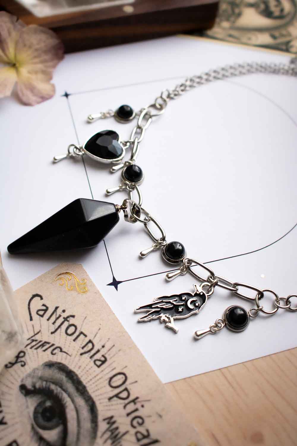Collier Murmures gothiques - Double chaîne et breloques ténébreuses lunamanashop