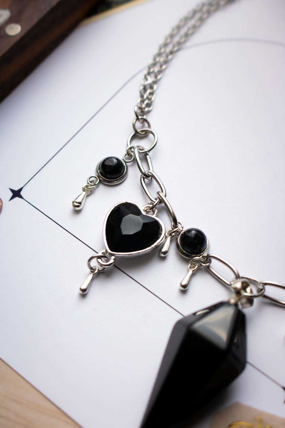 Collier Murmures gothiques - Double chaîne et breloques ténébreuses lunamanashop