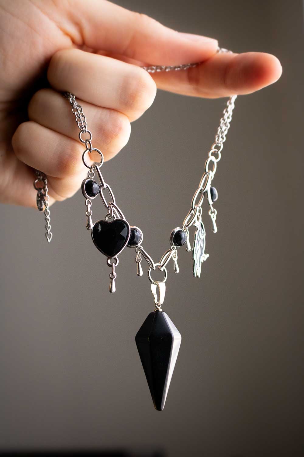 Collier Murmures gothiques - Double chaîne et breloques ténébreuses lunamanashop