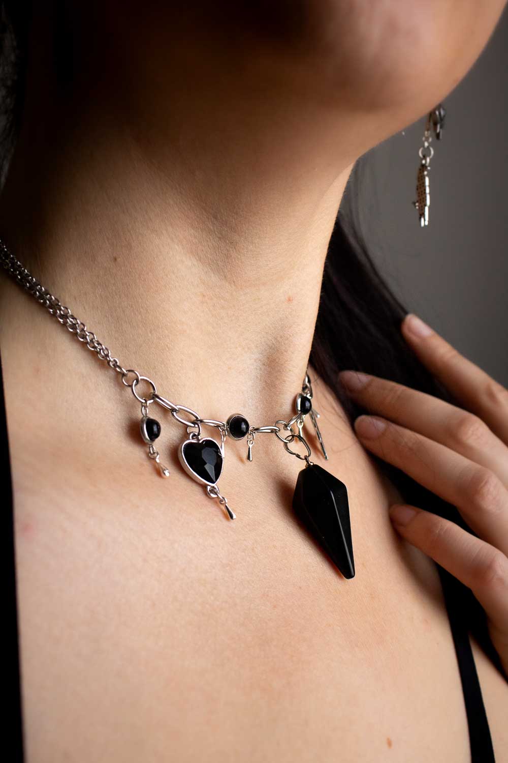 Collier Murmures gothiques - Double chaîne et breloques ténébreuses lunamanashop