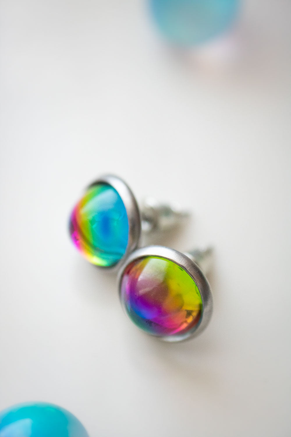 Boucles d'Oreilles Puces verre - Reflets Arc-en-Ciel - Auréliane lunamanashop