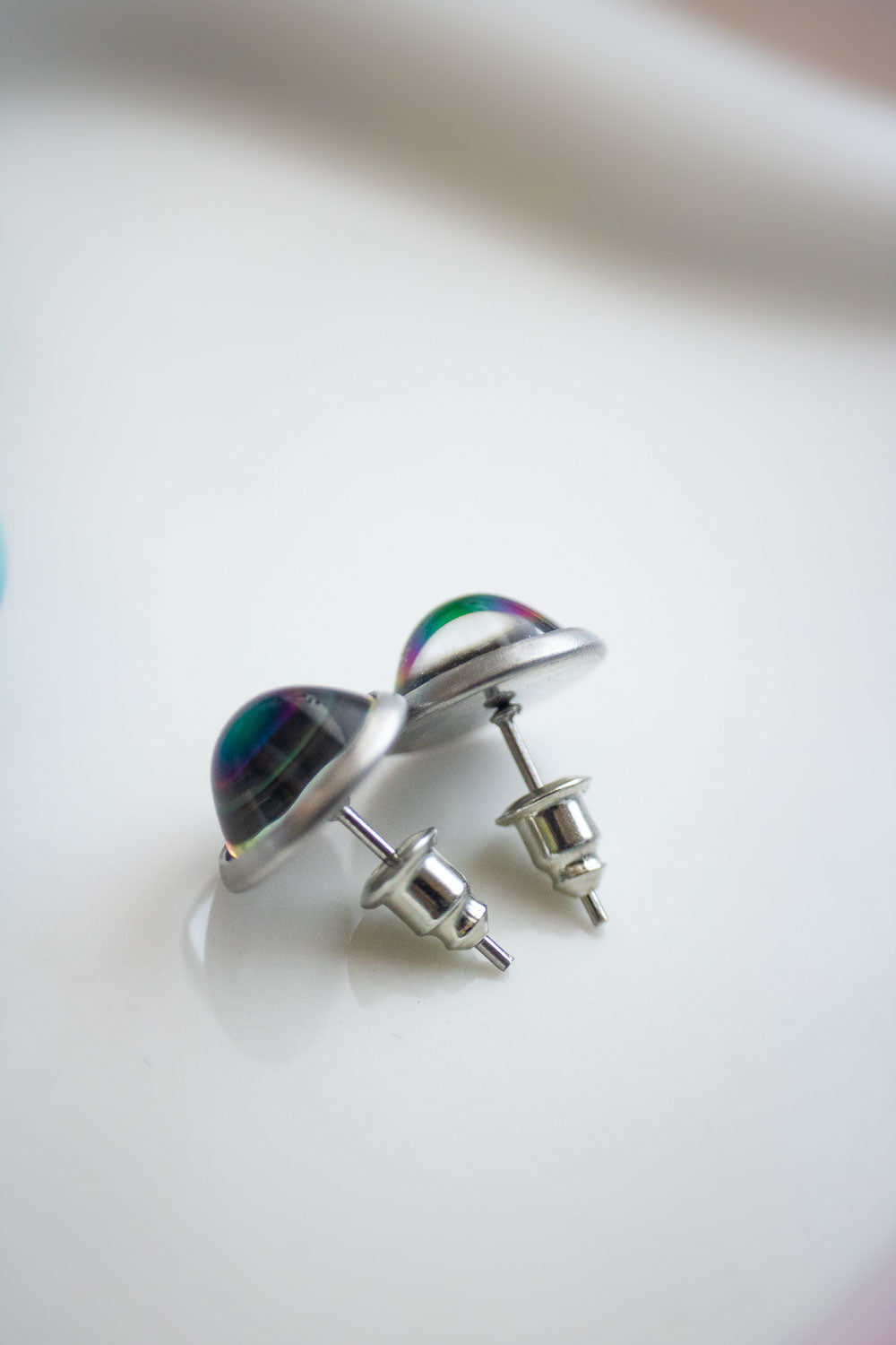 Boucles d'Oreilles Puces verre - Reflets Arc-en-Ciel - Auréliane lunamanashop