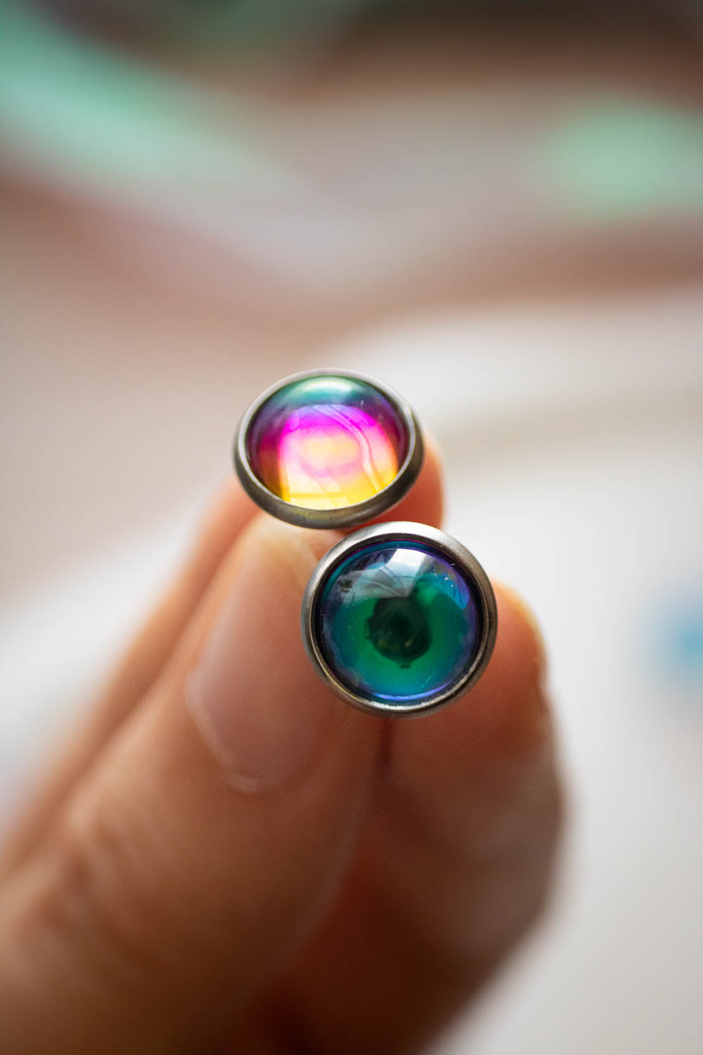 Boucles d'Oreilles Puces verre - Reflets Arc-en-Ciel - Auréliane lunamanashop