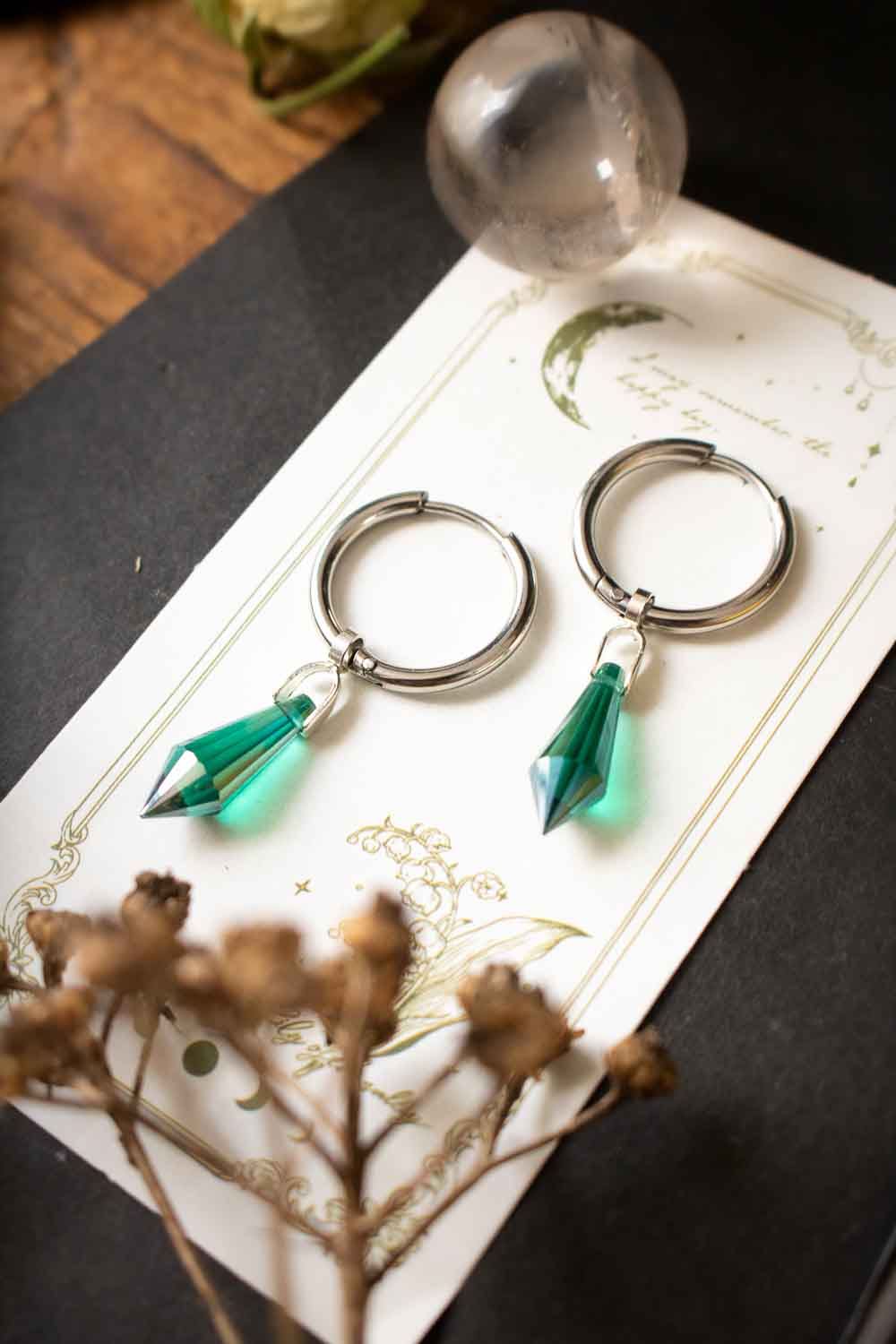 Boucles d&#39;oreilles créoles Prêtresse de vie en prisme de verre vert