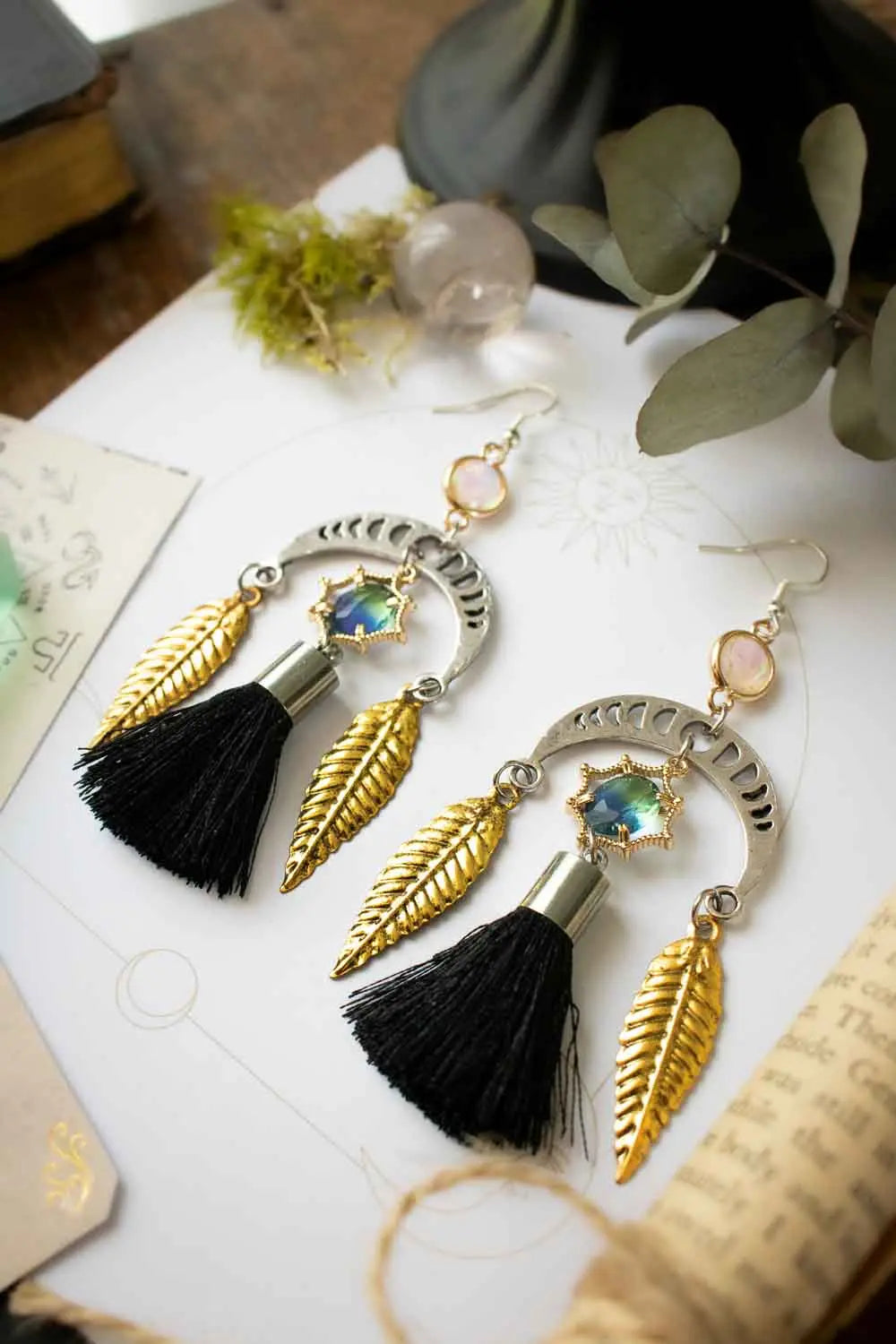 Boucles d&#39;oreilles Plumis aureis, pompon noir et plumes dorées lunamanashop