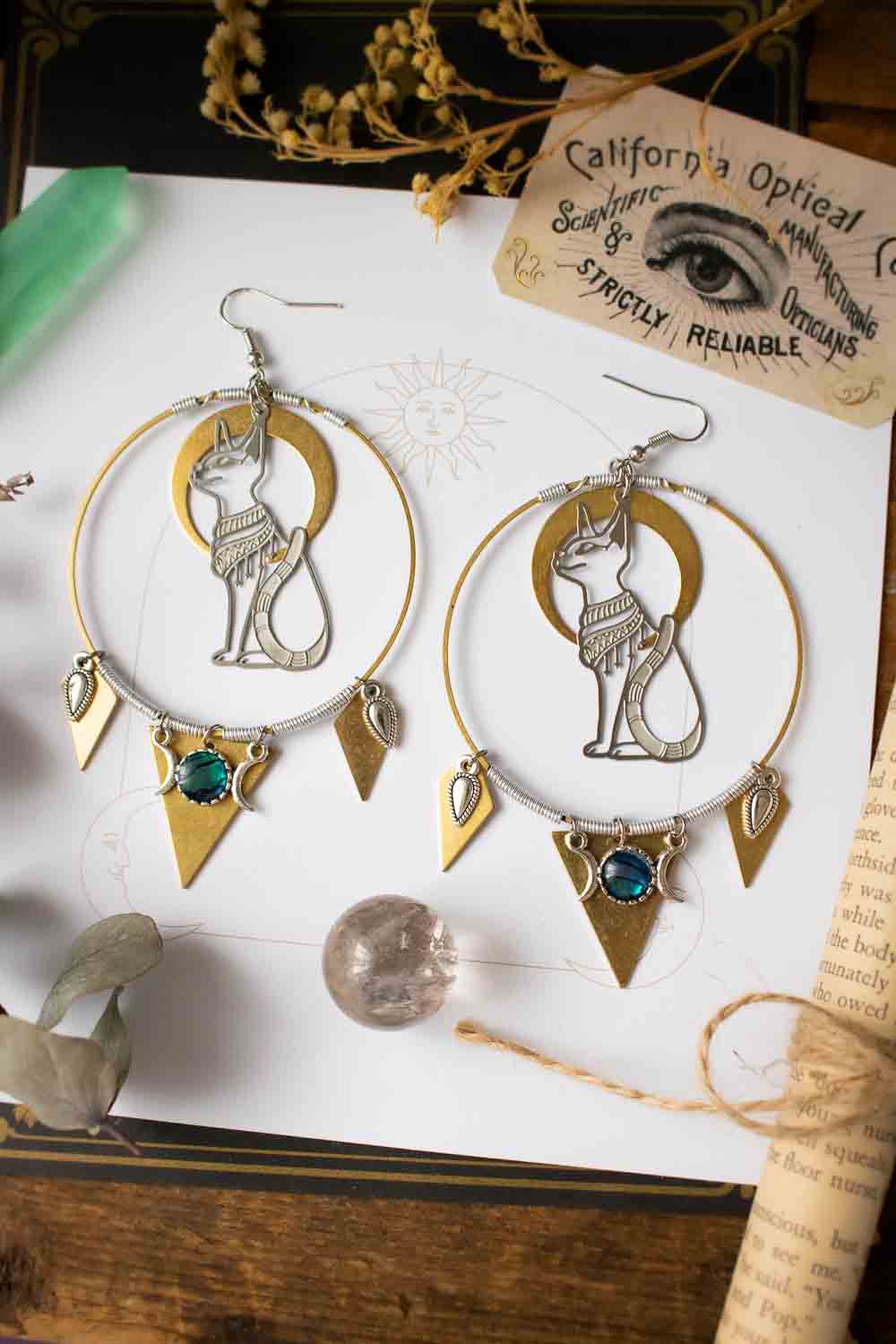 Boucles d&#39;oreilles Bastet féline et coquille d&#39;ormeau