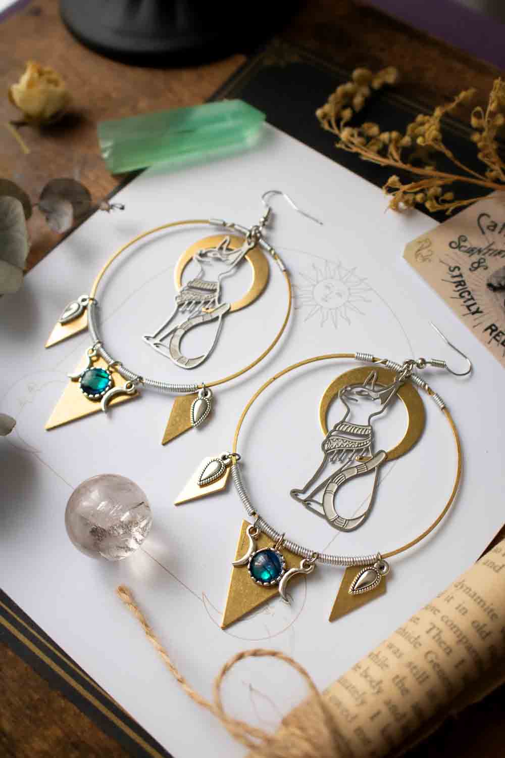 Boucles d&#39;oreilles Bastet féline et coquille d&#39;ormeau