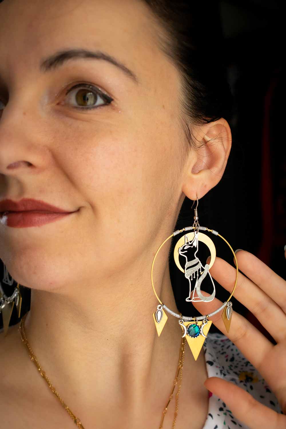 Boucles d&#39;oreilles Bastet féline et coquille d&#39;ormeau