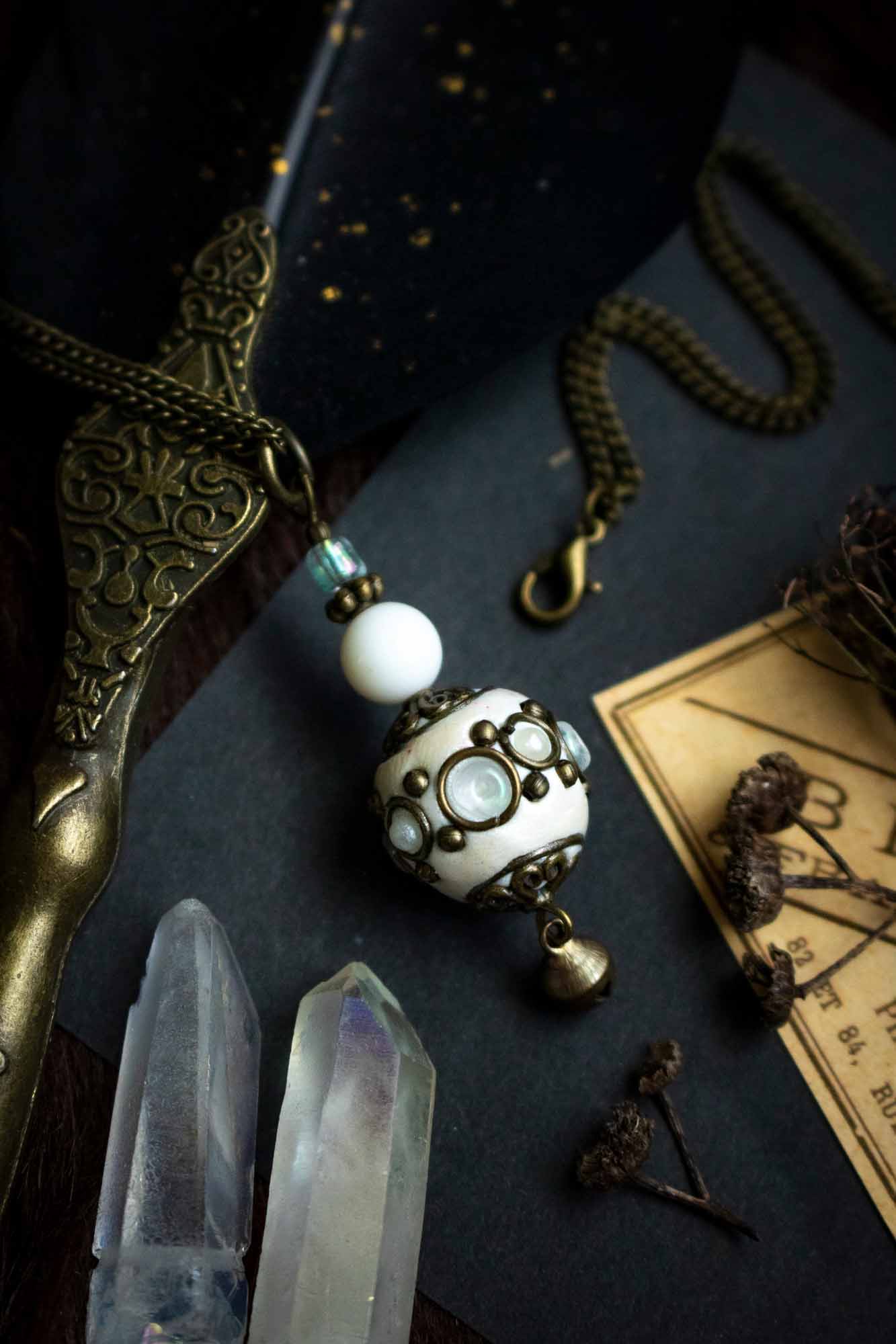 Pendentif &quot;Sphère de déesse&quot; en perle du Cachemire lunamanashop