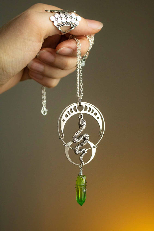 Pendentif Serpent lunaire et cristal de quartz vert lunamanashop