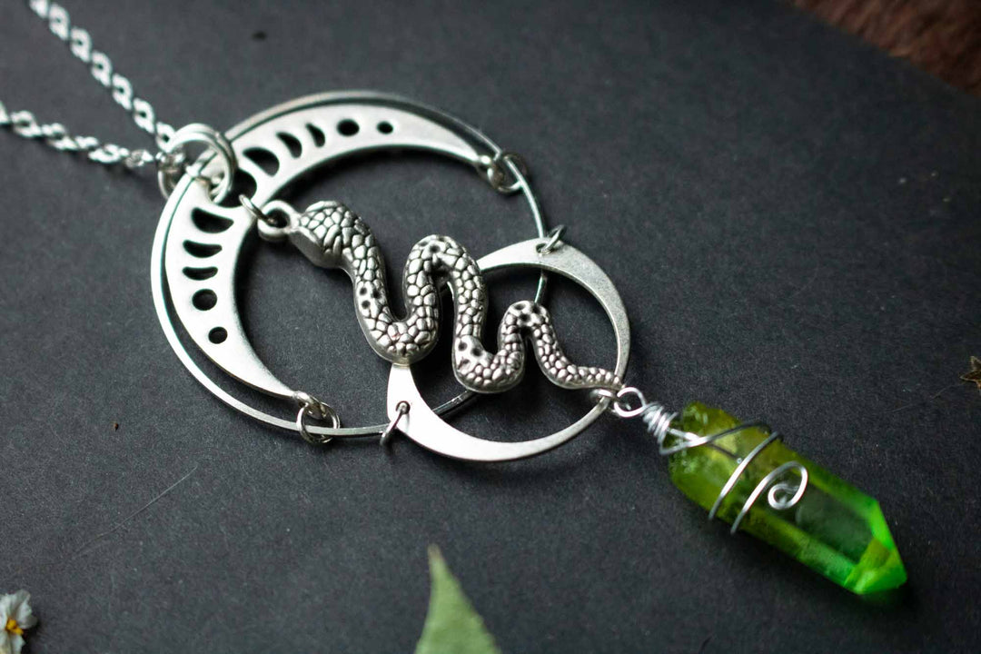 Pendentif Serpent lunaire et cristal de quartz vert lunamanashop