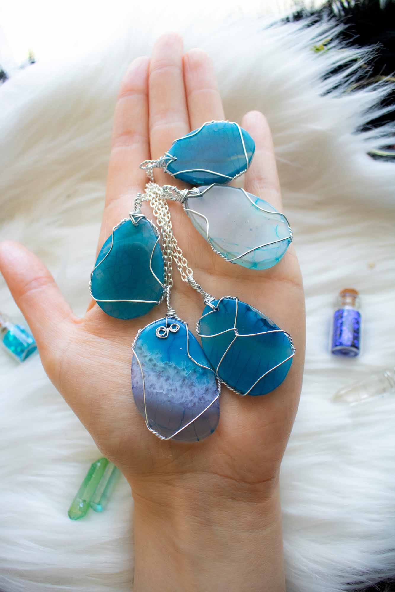 Pendentif gri-gri en Agate bleue et cage de métal lunamanashop