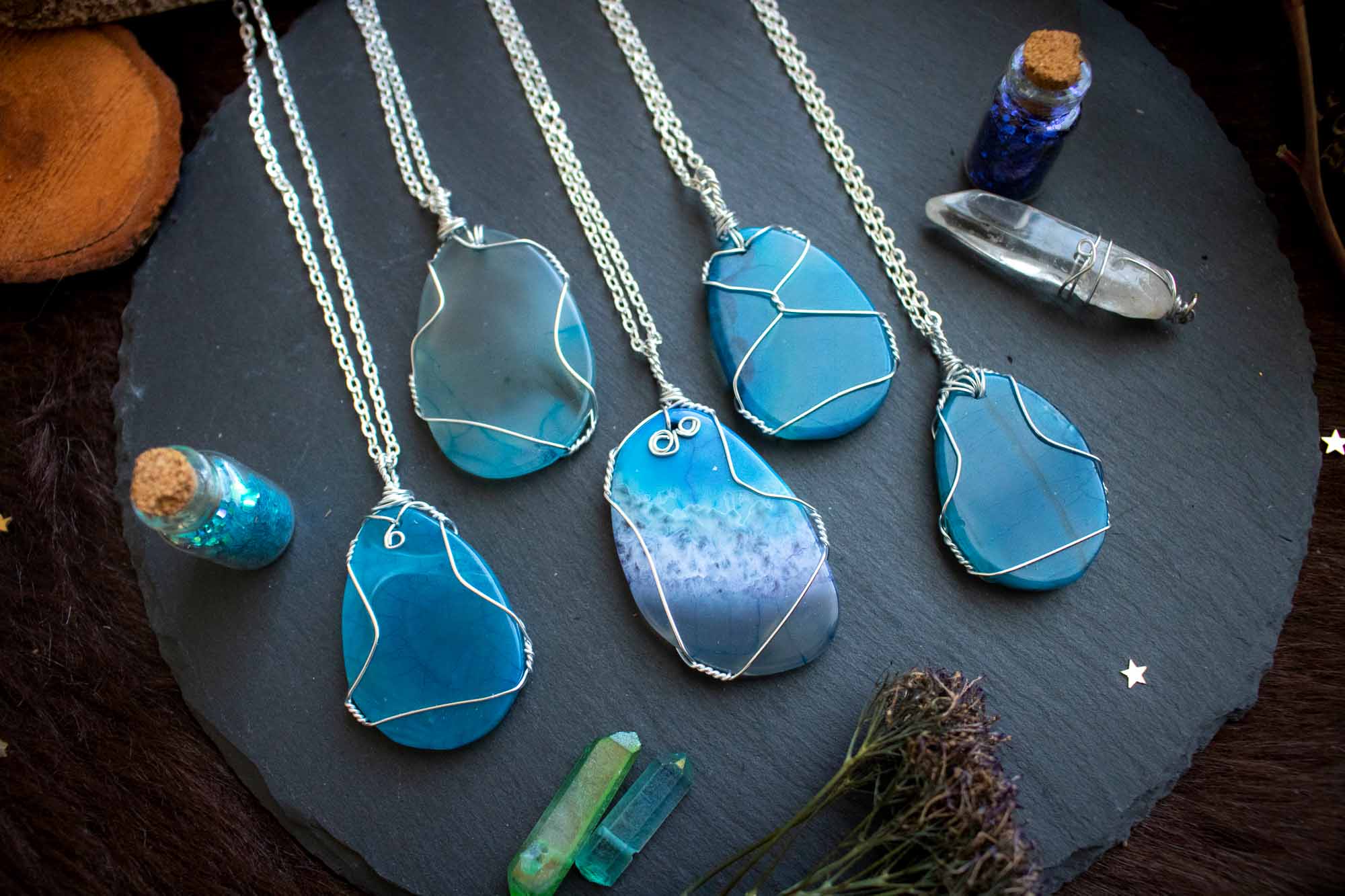 Pendentif gri-gri en Agate bleue et cage de métal lunamanashop
