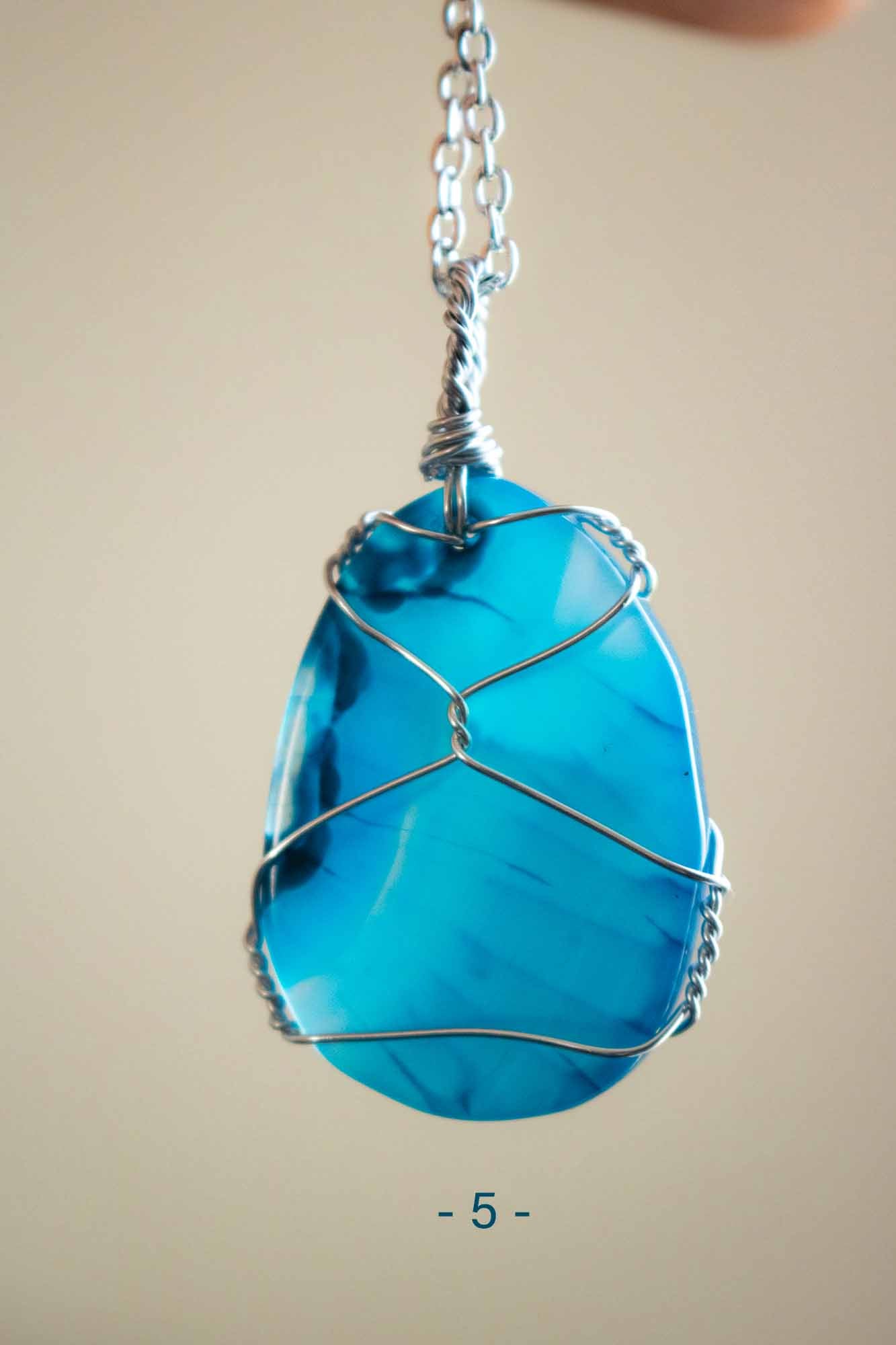 Pendentif gri-gri en Agate bleue et cage de métal lunamanashop