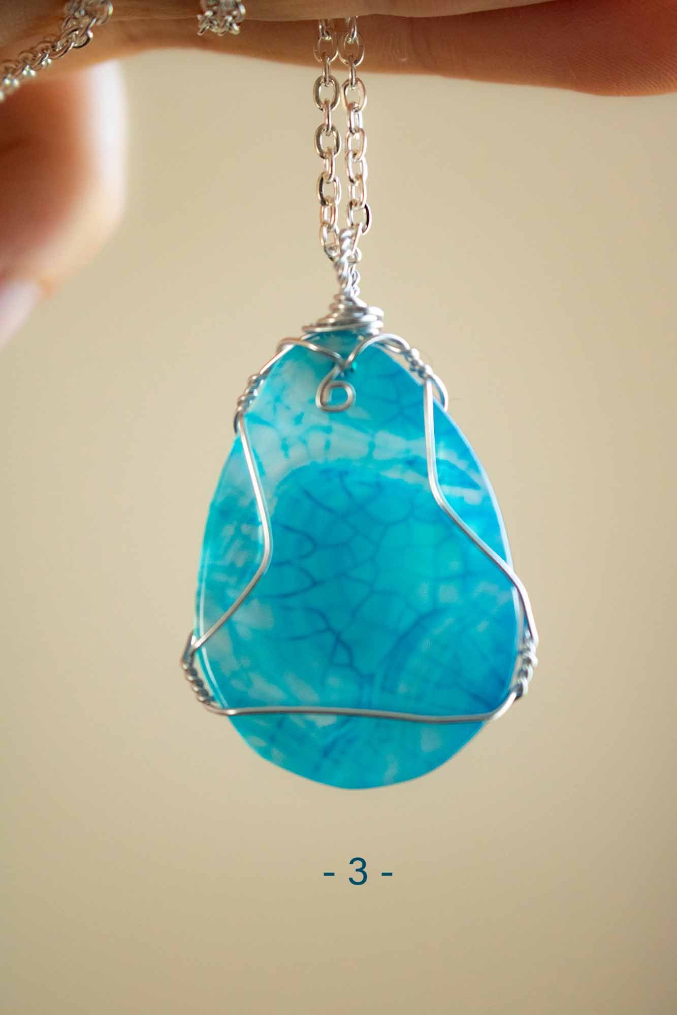 Pendentif gri-gri en Agate bleue et cage de métal lunamanashop