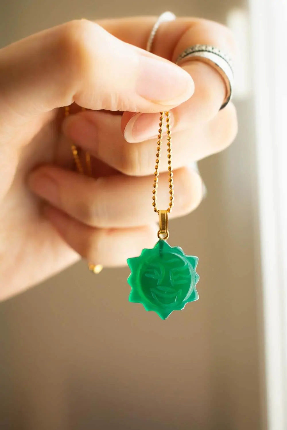 Pendentif Agate verte Zezuna et chaîne en laiton doré lunamanashop