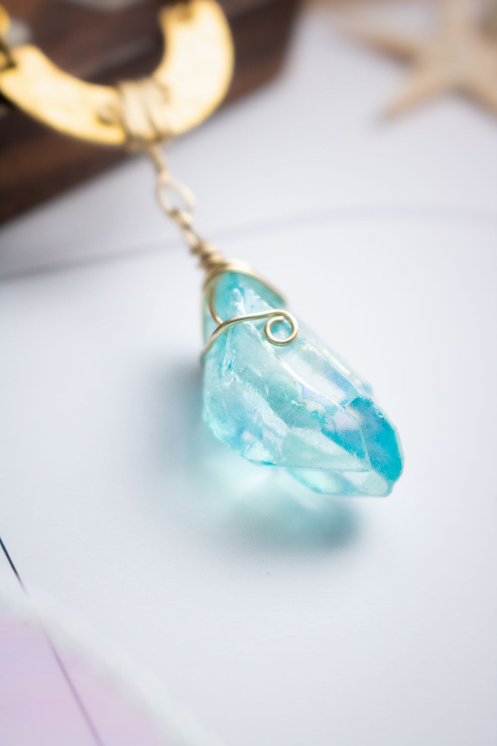 Pendentif Croissant éthéré - Demi-cercle doré et quartz bleuté lunamanashop