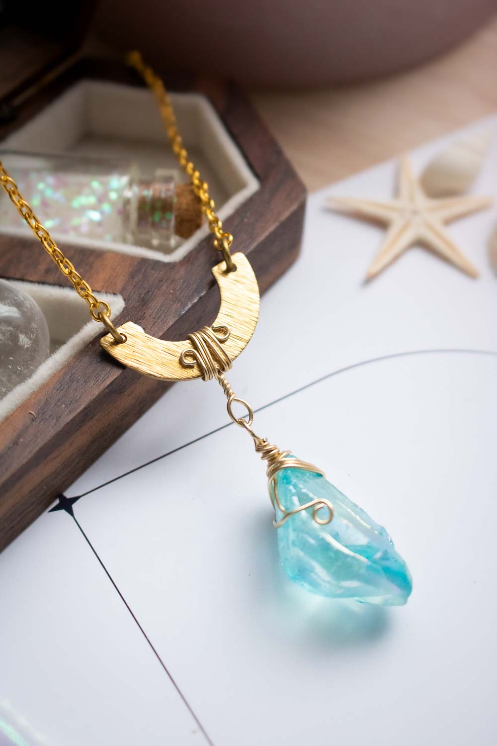 Pendentif Croissant éthéré - Demi-cercle doré et quartz bleuté lunamanashop