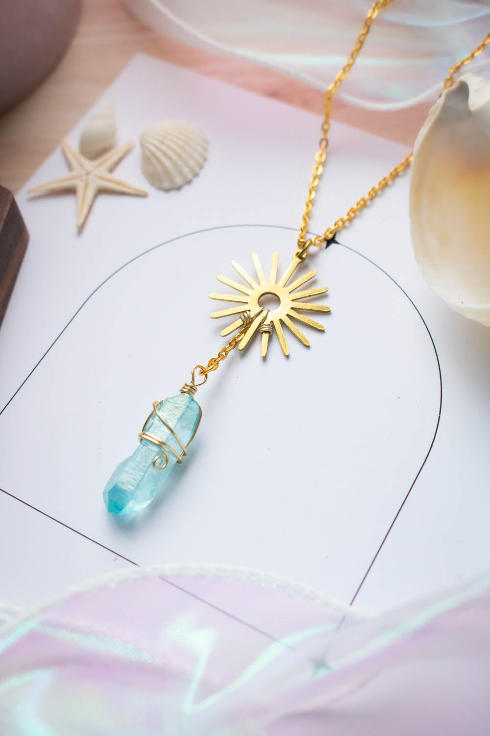 Pendentif Hélios azur - Soleil doré et quartz bleuté enlacé lunamanashop
