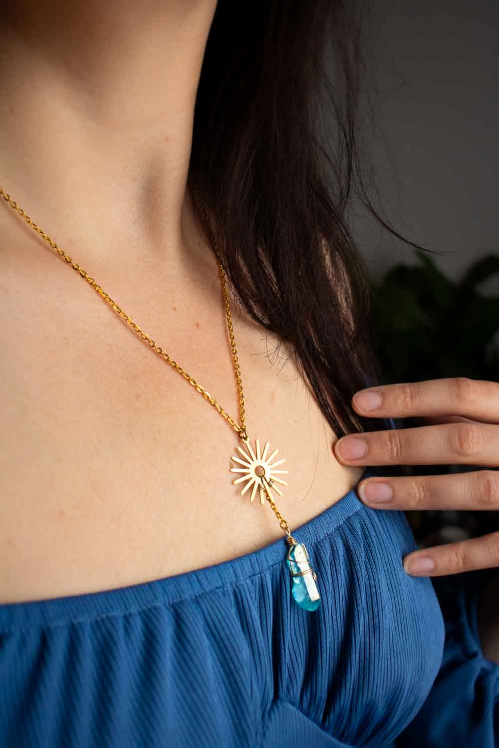 Pendentif Hélios azur - Soleil doré et quartz bleuté enlacé lunamanashop