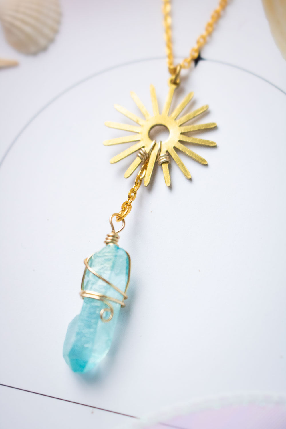 Pendentif Hélios azur - Soleil doré et quartz bleuté enlacé lunamanashop