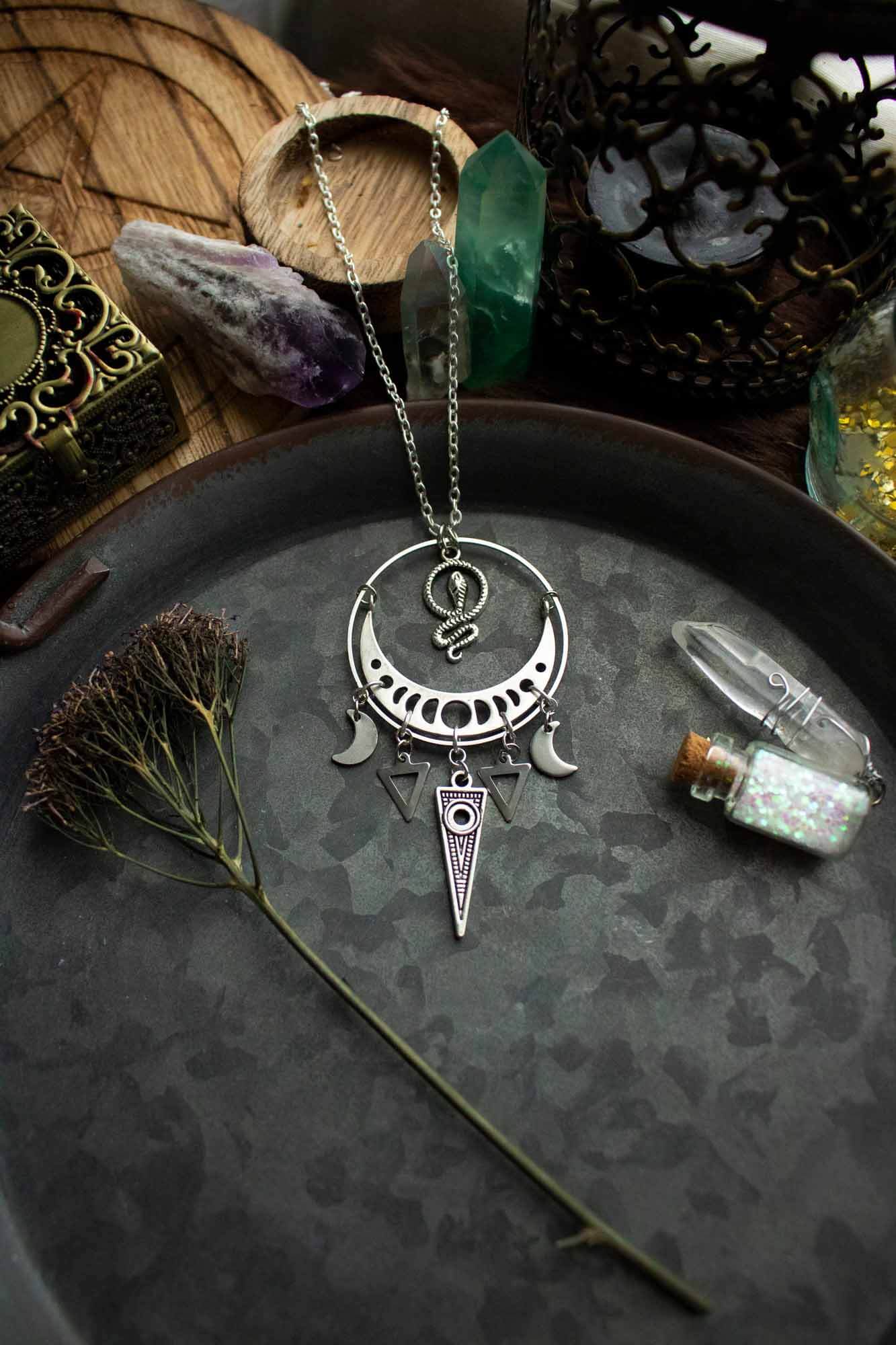 Pendentif Lessah argenté avec lune et serpent - lunamanashop