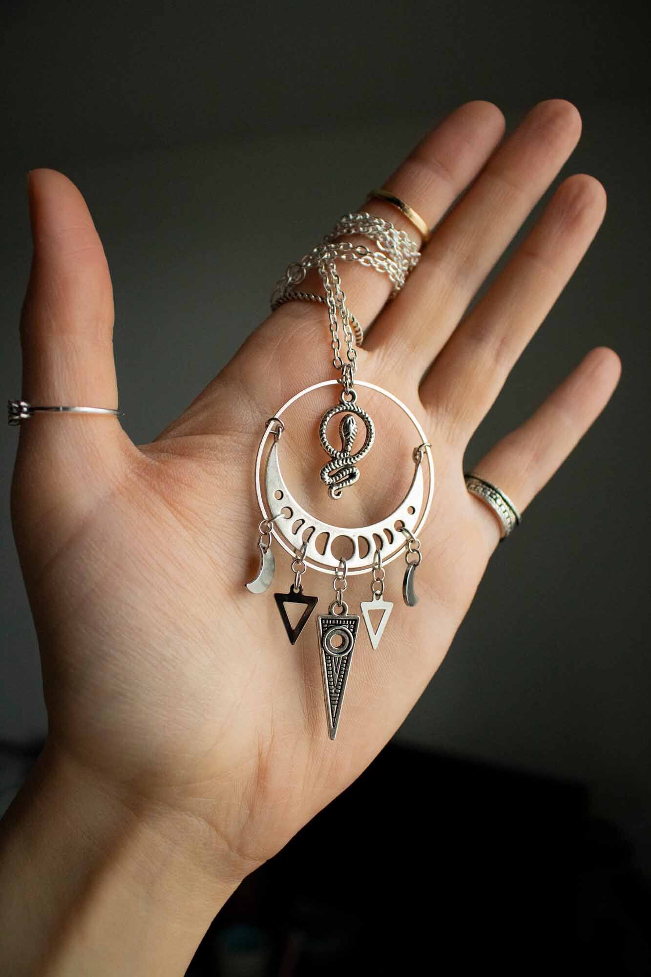 Pendentif Lessah argenté avec lune et serpent - lunamanashop