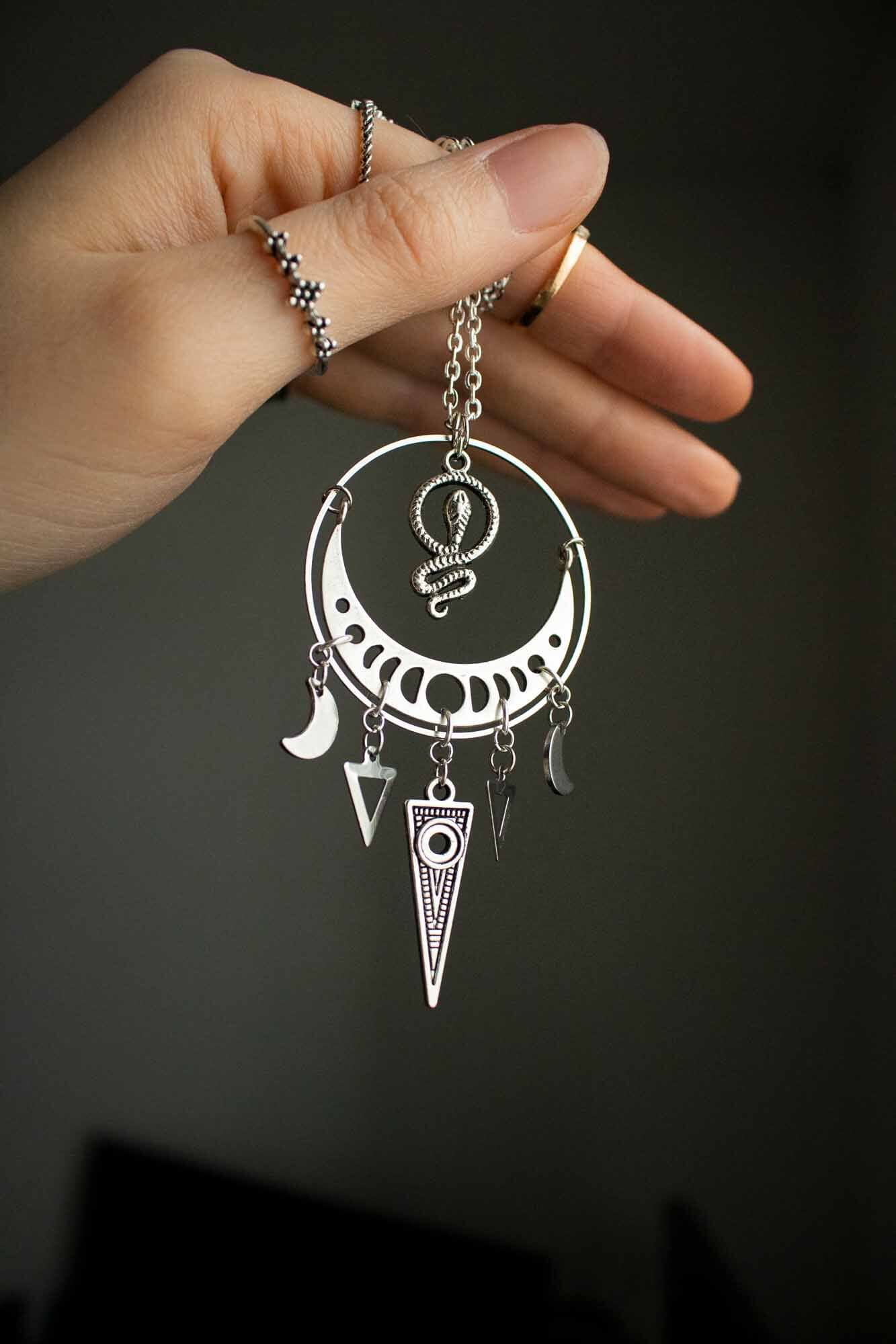 Pendentif Lessah argenté avec lune et serpent - lunamanashop