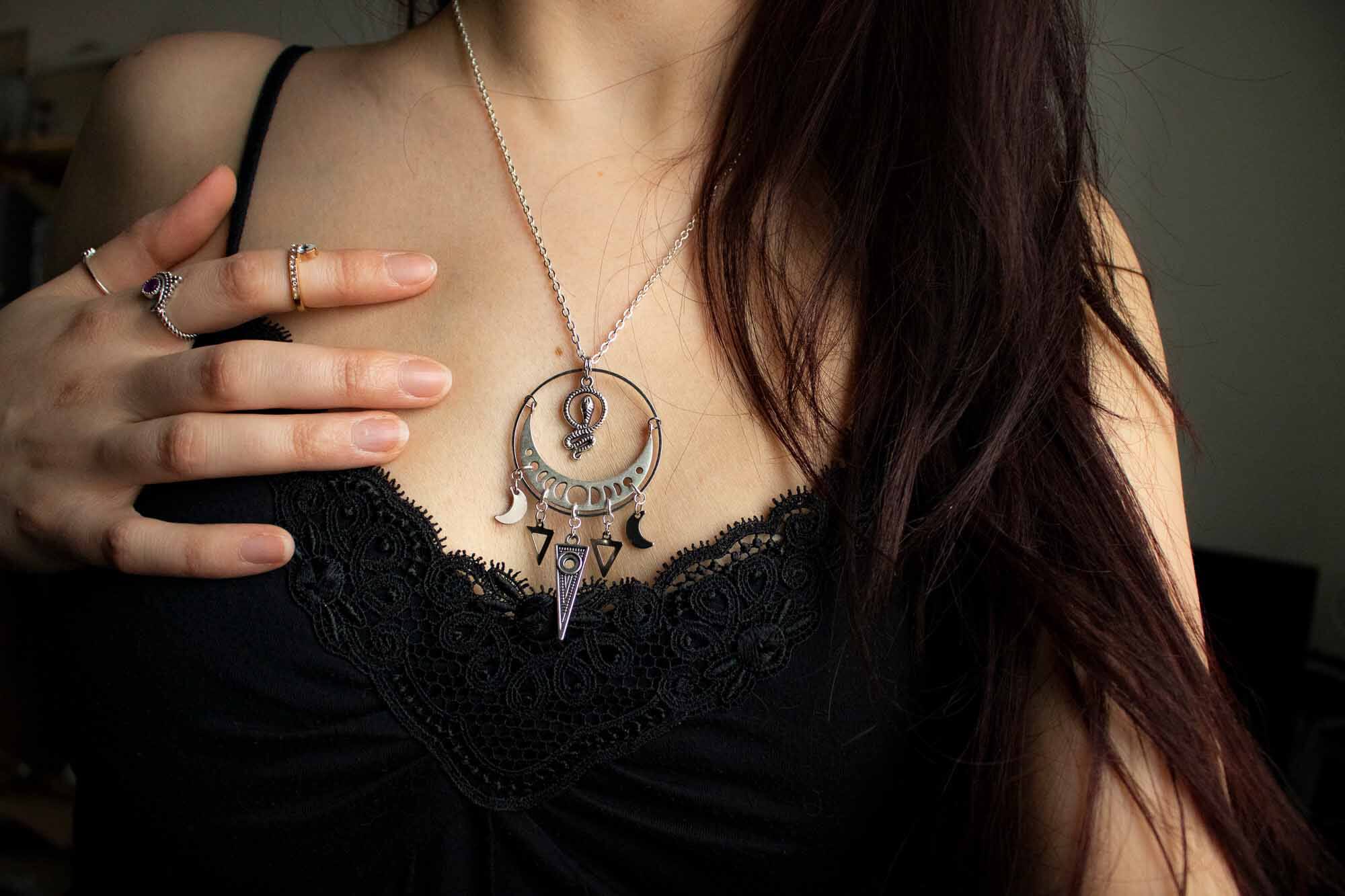 Pendentif Lessah argenté avec lune et serpent - lunamanashop