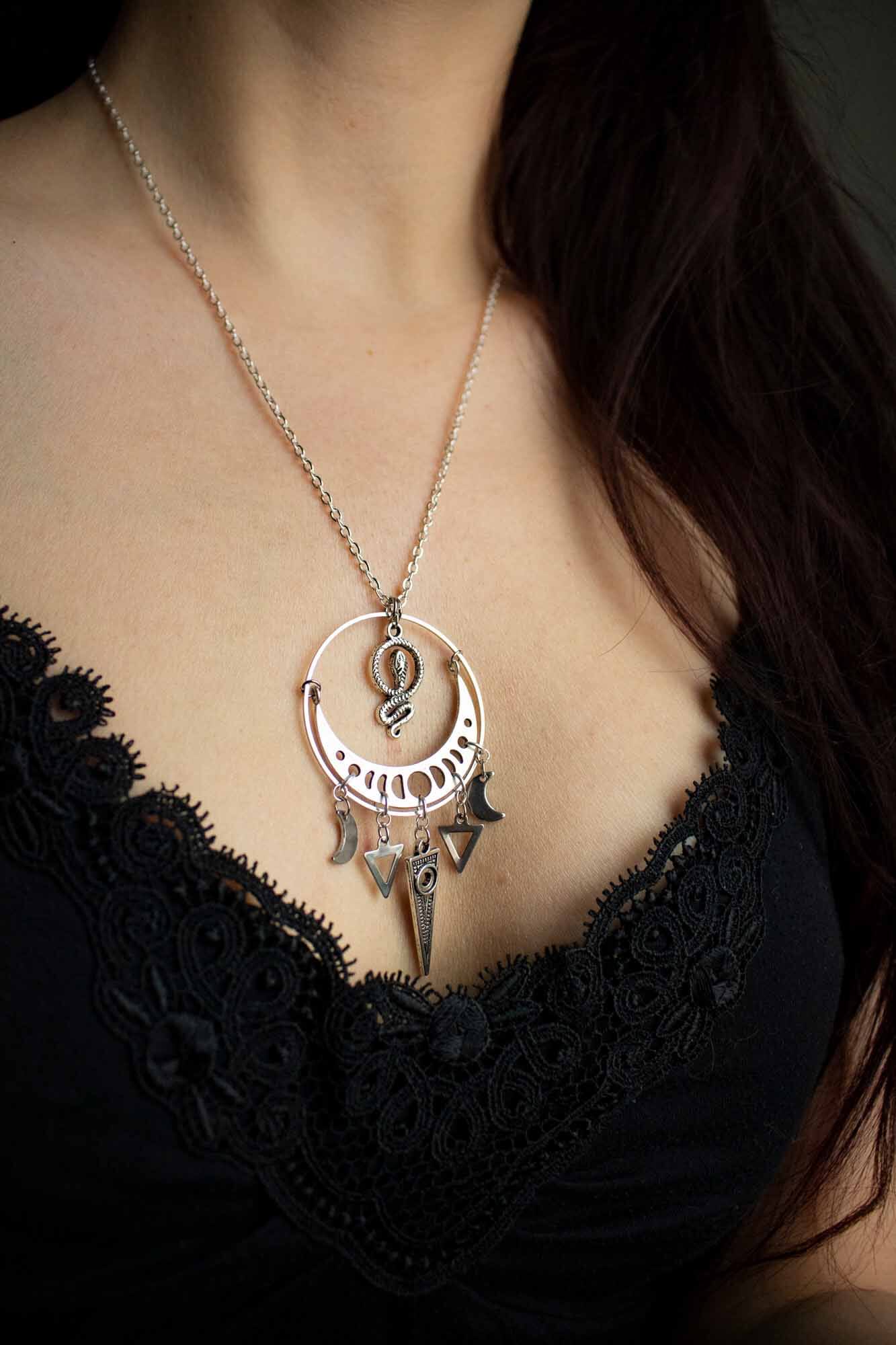 Pendentif Lessah argenté avec lune et serpent - lunamanashop