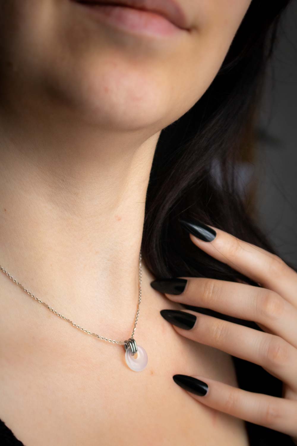 Pendentif Sérénité givrée - Agate grise translucide sur chaîne losangée lunamanashop